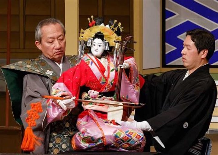 How are bunraku puppets made