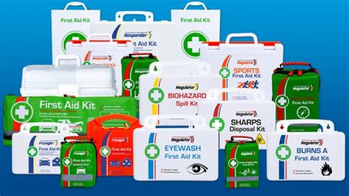 What is the recommended bandage color that should be used in the restaurant and stocked in the first aid kit